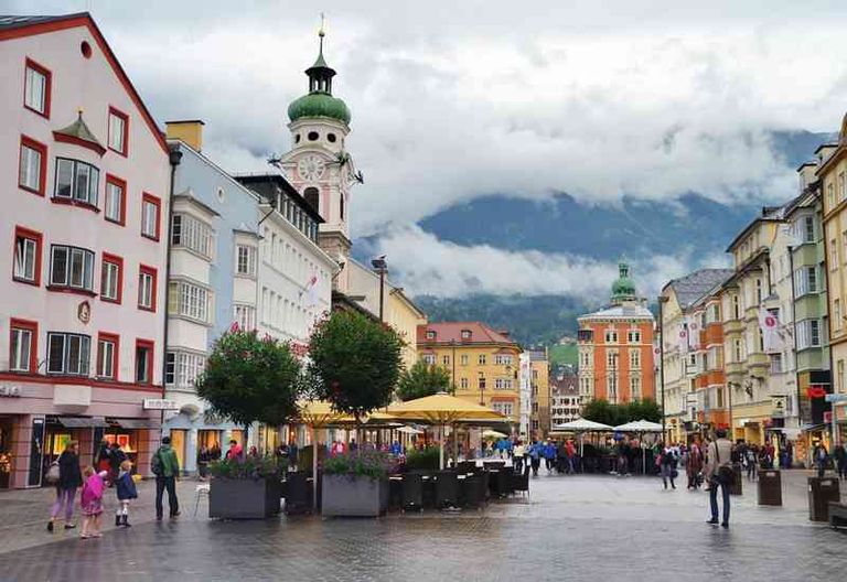 البلدة القديمة في إنسبروك أحد أماكن السياحة في النمسا