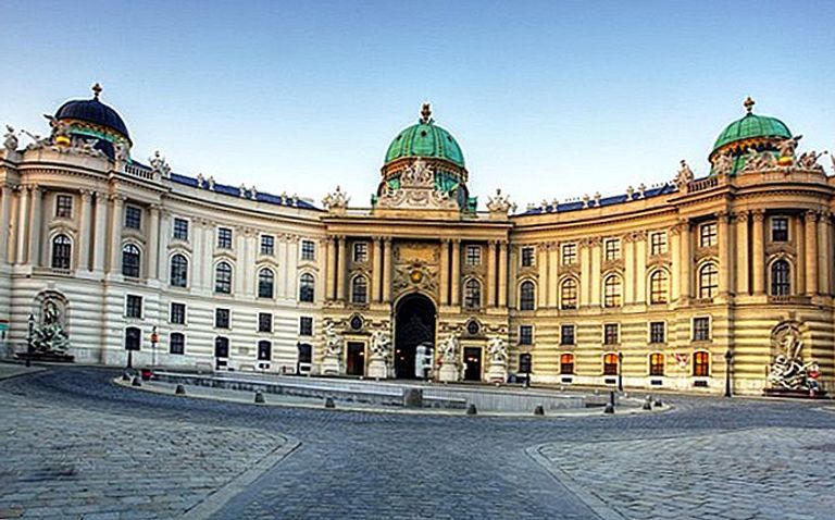 قصر هوفبورغ الإمبراطوري أحد أماكن السياحة في النمسا