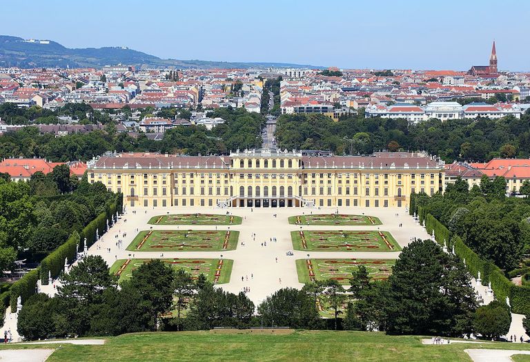  قصر شونبرون أحد أماكن السياحة في النمسا