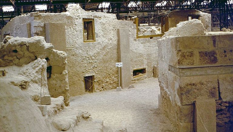 موقع أكروتيري الأثري أحد أماكن السياحة في سانتوريني