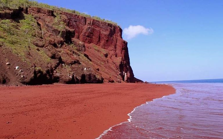 الشاطئ الأحمر أحد أماكن السياحة في سانتوريني