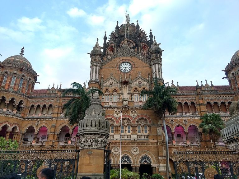  محطة سكة حديد فيكتوريا واحدة من أماكن السياحة في مومباي