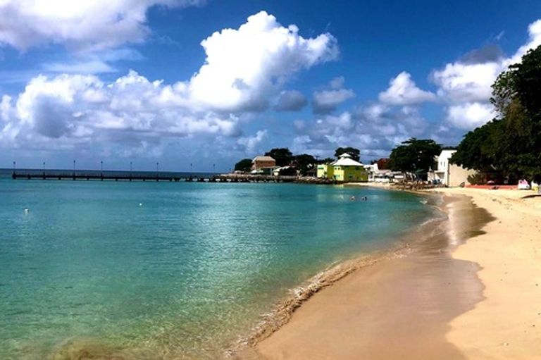 شاطئ جيبس أحد أجمل شواطئ بربادوس