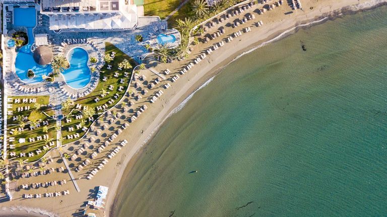 شاطئ جولدن باي أحد أماكن السياحة في مالطا