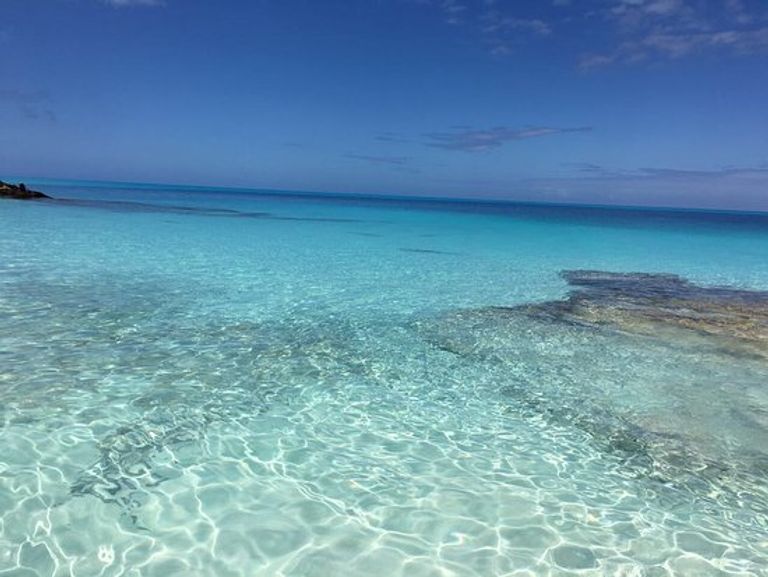 شاطئ quot;Tropic of Cancer Beacquot; أحد أماكن السياحة في جزر البهاما