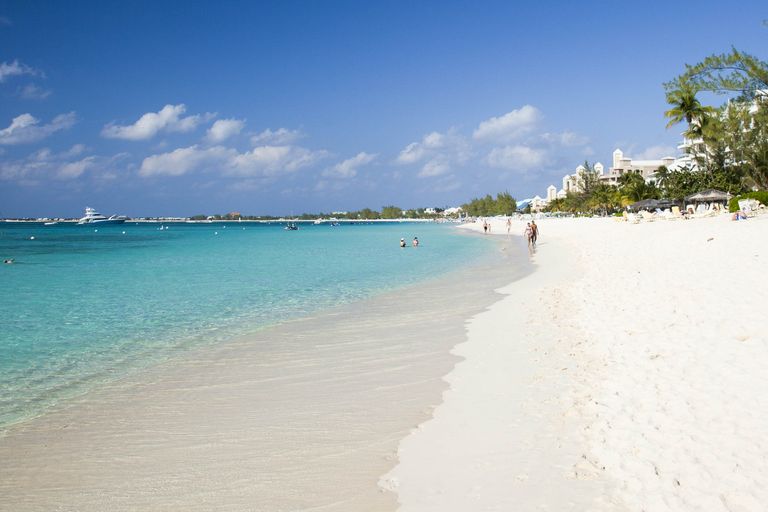 شاطئ سيفن مايل بيتش أحد شواطئ جزر كايمان