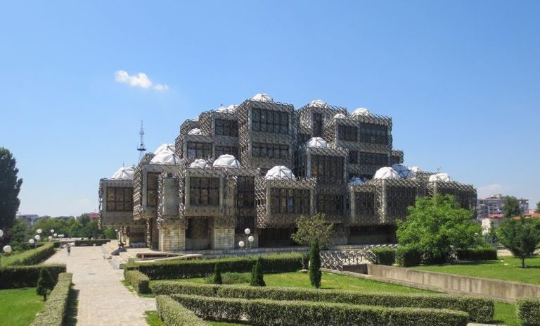 المكتبة الوطنية أحد أماكن السياحة في كوسوفو
