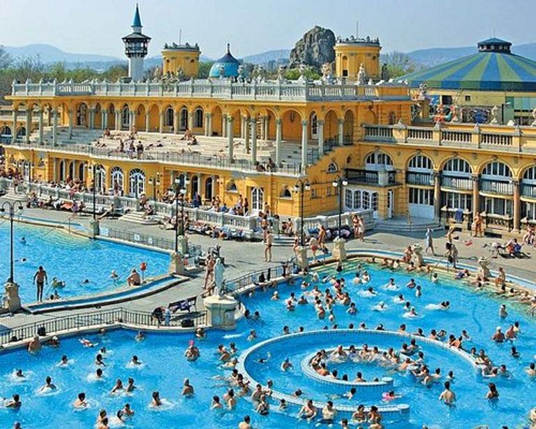 الحمامات الحرارية أحد أماكن السياحة في المجر