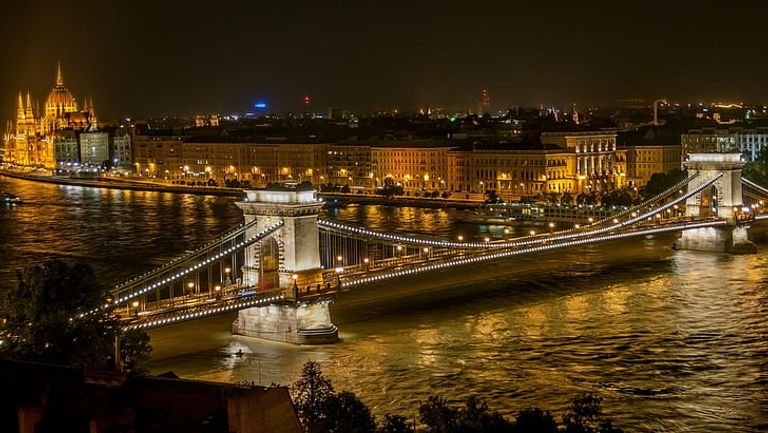 جسر تشين أحد أماكن السياحة في المجر