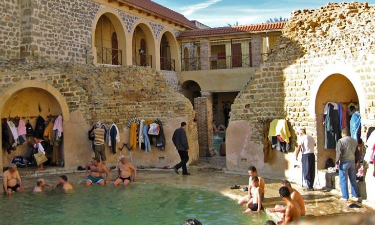 حمام معدني طبيعي في الجزائر