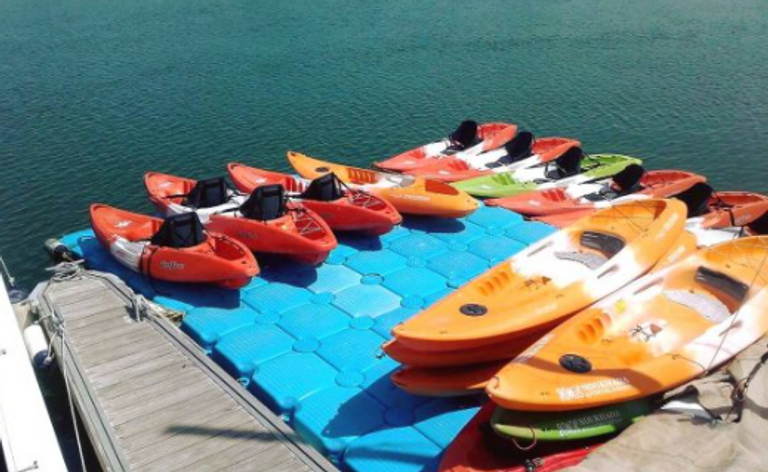  تأجير قوارب الكاياك أو لوح التجديف أحد أهم الأنشطة السياحية في خليج بوديجا