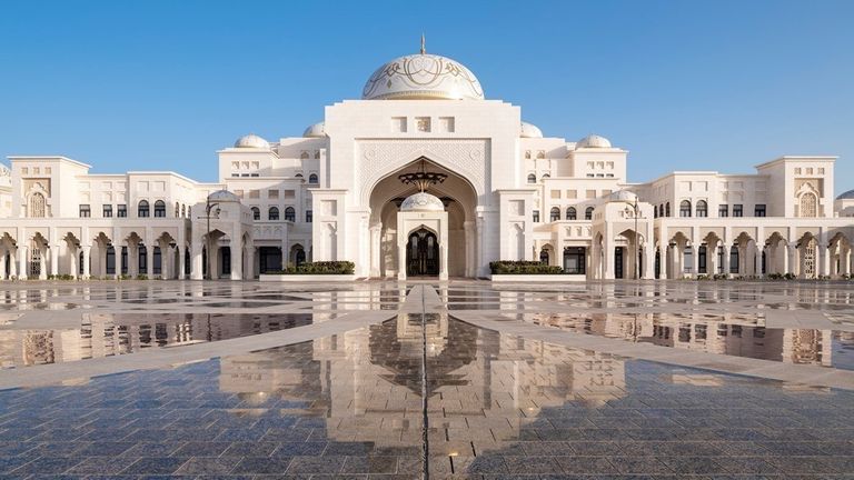 قصر الوطن أحد أشهر أماكن السياحة في أبوظبي