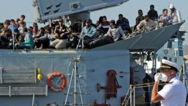 البحرية الإيطالية تنتشل سفينة غارقة قبالة ايطاليا