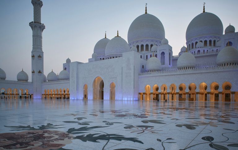 مسجد الشيخ زايد أحد أهم أماكن السياحة في أبوظبي