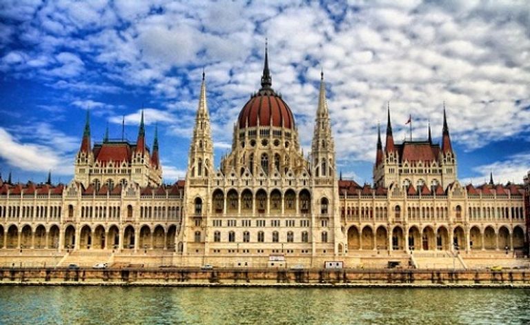 برلمان بودابست أحد أماكن السياحة في المجر
