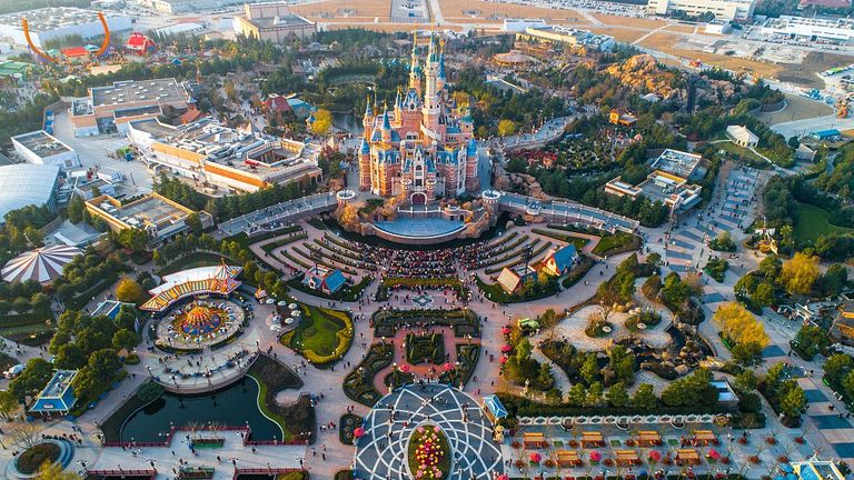متنزه ديزني لاند شنغهاي يستقبل آلاف الزوار بعد توقف 3 أشهر