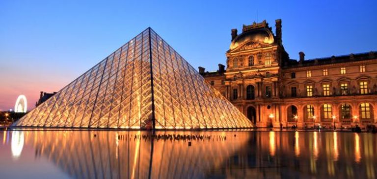 متحف اللوفر في باريس أحد أشهر المتاحف حول العالم