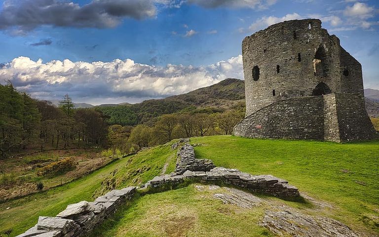 قلعة دانلوس أحد أماكن السياحة في أيرلندا
