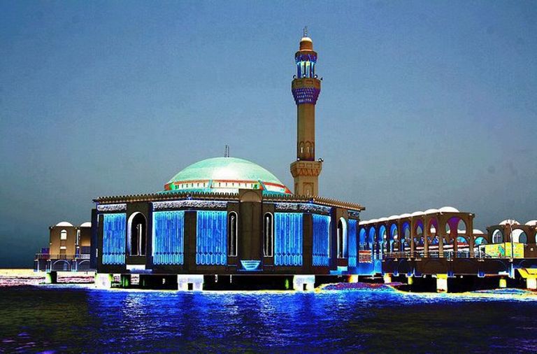  المسجد العائم أحد أشهر المعالم السياحية في السعودية