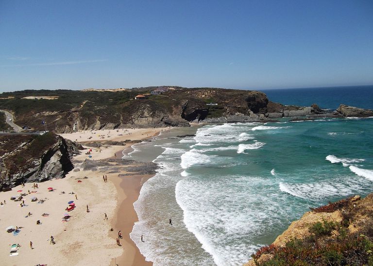 شاطئ زامبوجيرا من أجمل شواطئ البرتغال