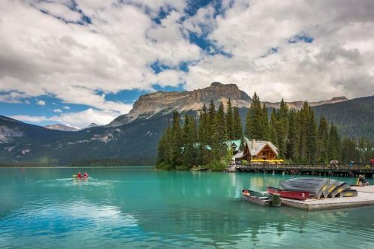 بحيرة الزمرد في كندا من أجمل البحيرات في العالم