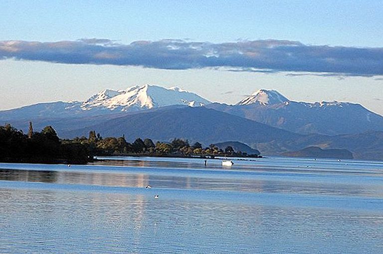 بحيرة تاوبو في نيوزيلندا من أجمل البحيرات في العالم