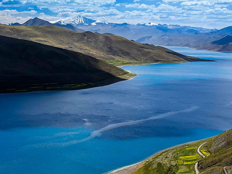 بحيرة يامدروك في الصين من أجمل البحيرات في العالم
