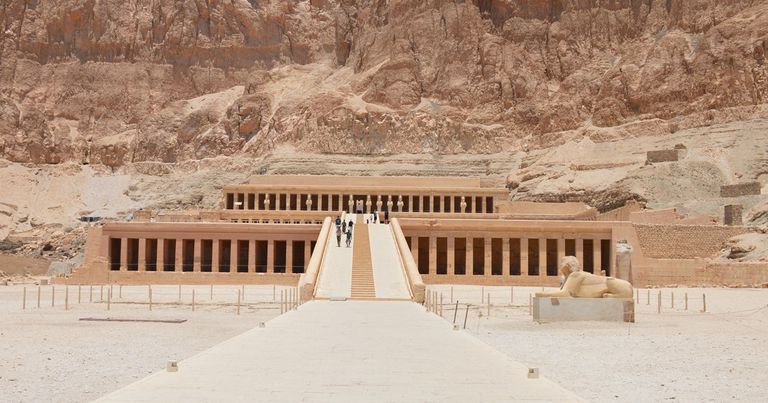 معبد حتشبسوت في الدير البحري في مصر