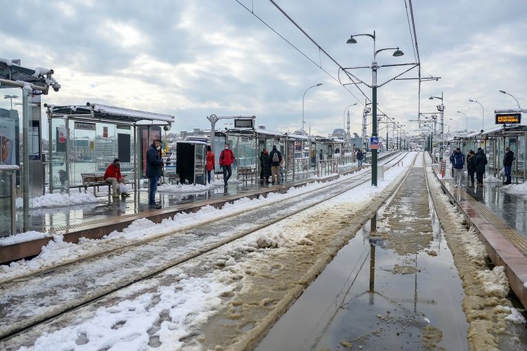 ركاب ينتظرون الترام في منطقة كاراكوي بإسطنبول في 25 يناير 2022 بعد عاصفة ثلجية