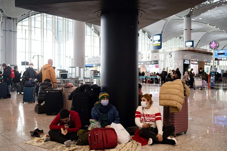 ركاب الذين تعطلت رحلاتهم في مطار إسطنبول، حيث تم إلغاء الرحلات الجوية بسبب العاصفة الثلجية وتساقط الثلوج بكثافة
