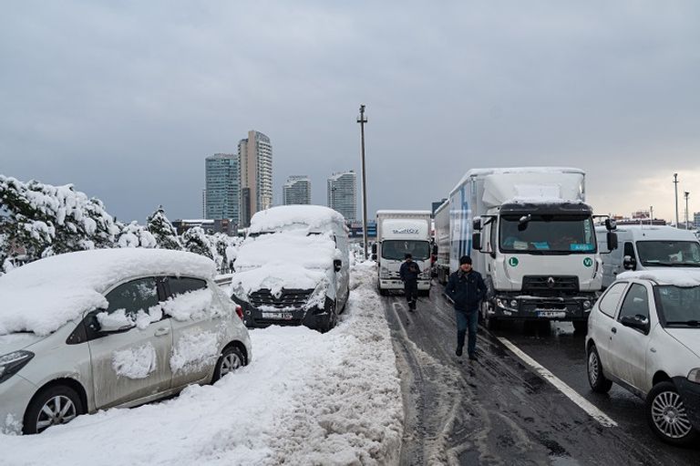 مركبات على الطريق السريع بعد تساقط الثلوج بغزارة في منطقة باشاك شهير في إسطنبول