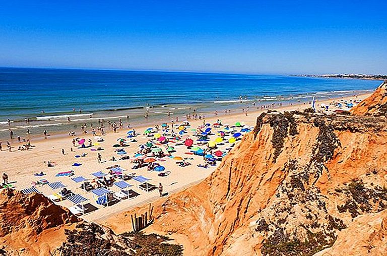 شاطئ هل أمادو بيتش من أجمل شواطئ البرتغال