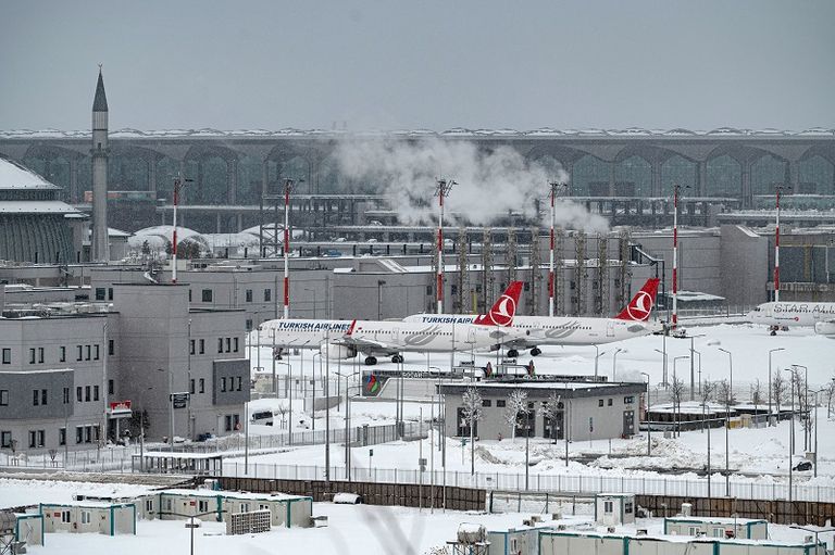 طائرات متوقفة في مطار إسطنبول وسط الثلوج