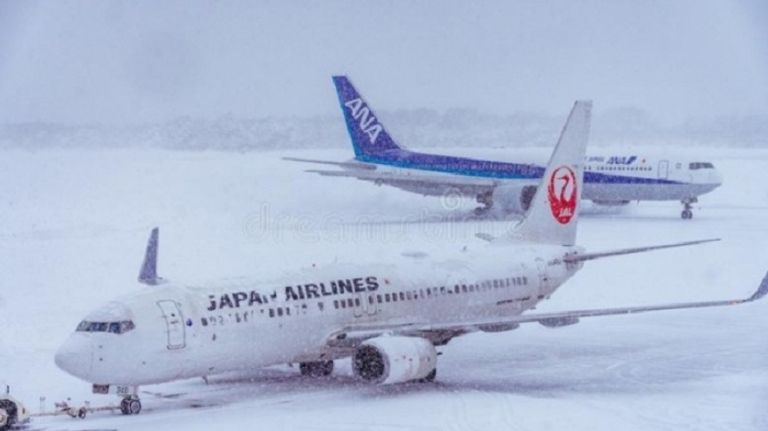 الثلوج تغطي مطار طوكيو