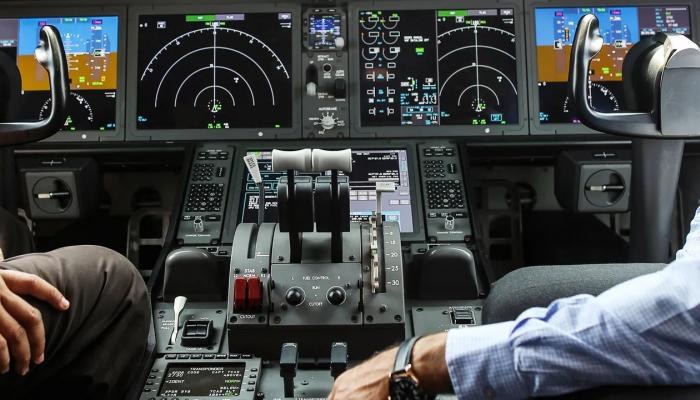 تعطل “الطيار الآلي” يقود شركة طيران للتحقيق