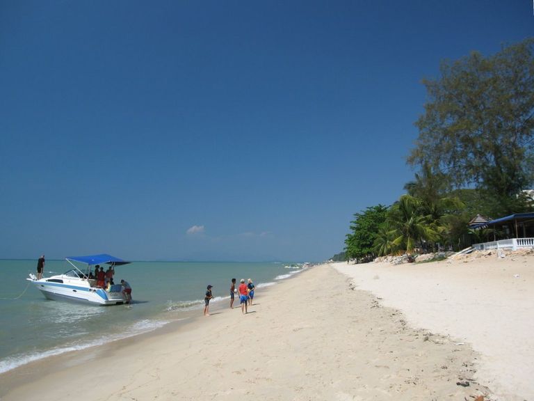 شاطئ باتو فيرينجي من أجمل شواطئ ماليزيا