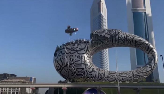 فيديو مبهر ومثير لمركبة طائرة تهبط أعلى متحف المستقبل