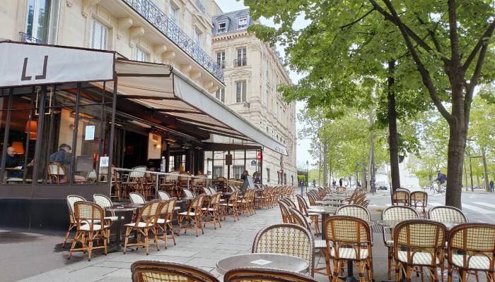 مع رشفة قهوة.. مقاهي باريس تفاجئ الزوار بمشهد “لذيذ”