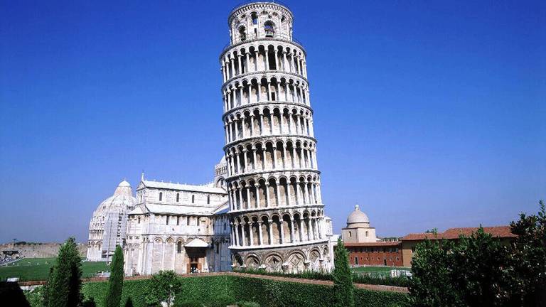 برج بيزا المائل في إيطاليا