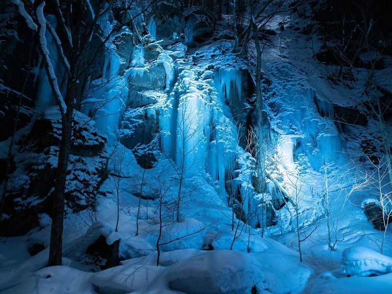 معرض الأضواء Oirase Ice Falls Tour، التابع لحديقة Towada Hachimantai الوطنية اليابانية.