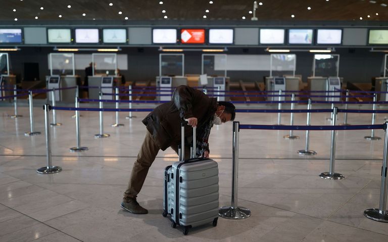 مسافر في مطار شارل ديجول في فرنسا - رويترز