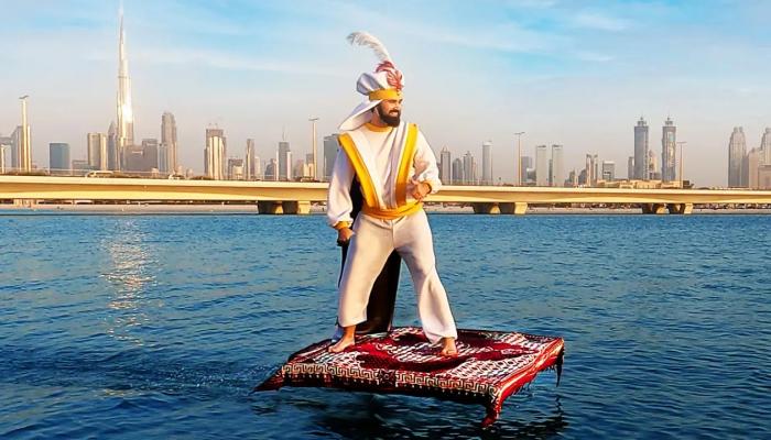 “البساط السحري” يظهر في شوارع دبي.. شاهد رحلة علاء الدين