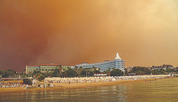 جائحة الحرائق تخنق ما تبقى من السياحة في منتجعات الجنوب الأوروبي