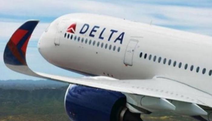 طيار يطالب شركة “دلتا إيرلاينز” الأمريكية بمليار دولار.. سبب غريب