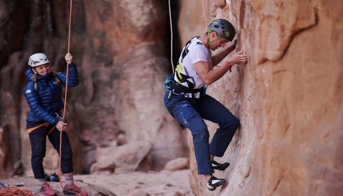 “مغامرة الصخور”.. طبيعة “نيوم” تتحدى 80 متسلقا محليا وعالميا