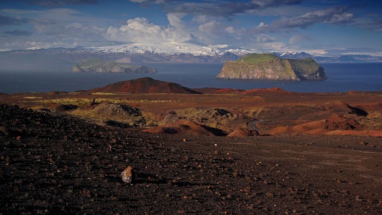 جزر يستمان في أيسلندا .. الحياة فوق البركان