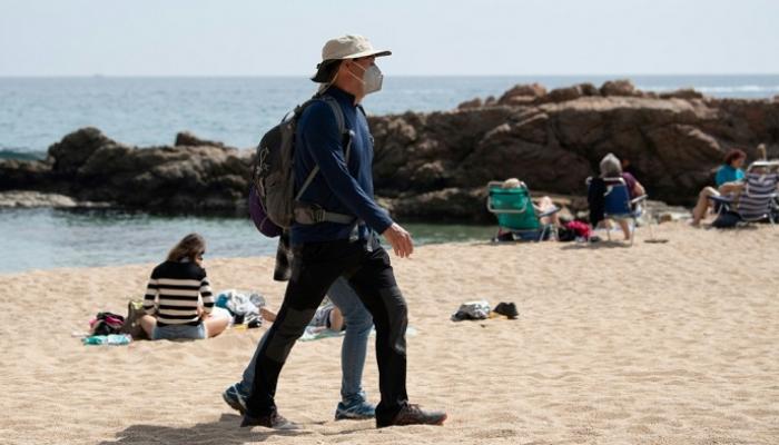 إسبانيا تتراجع عن فرض “الكمامة” على الشواطئ.. تعرف على السبب
