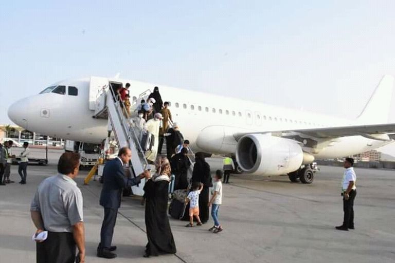 طائرة شركة طيران الأسكندرية أثناء وصولها مطار عدن