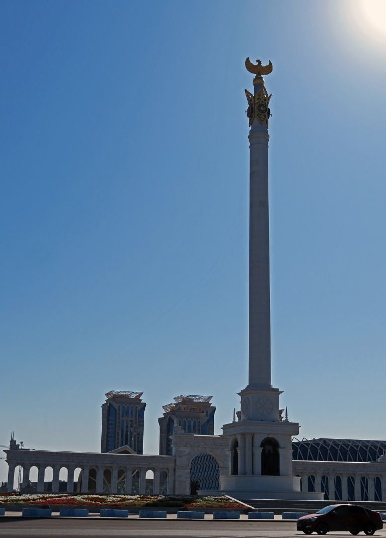 نصب الشعب الكازاخستاني في وسط العاصمة في ميدان الاستقلال