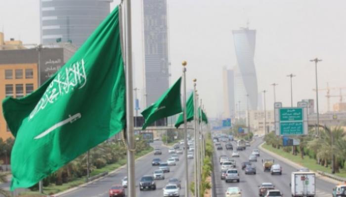 السعودية تلزم المسافرين بالإقرار عن حيازتهم من العملات والبضائع
